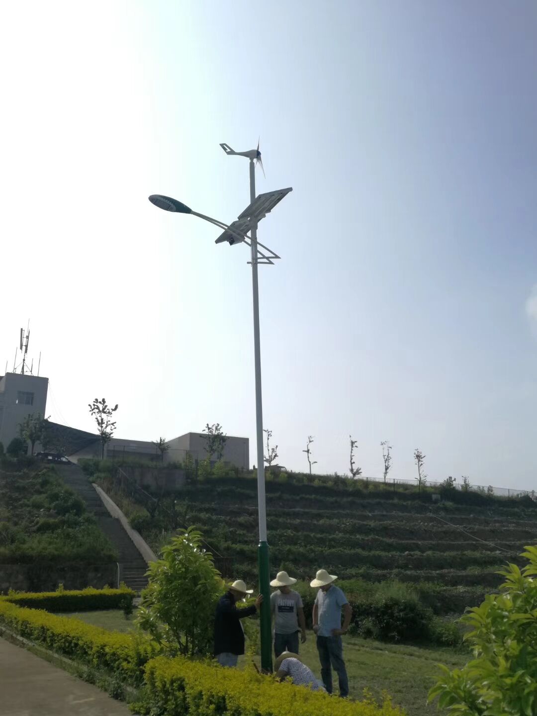 南京歐陸電氣太陽能風(fēng)光互補路燈安裝.jpg