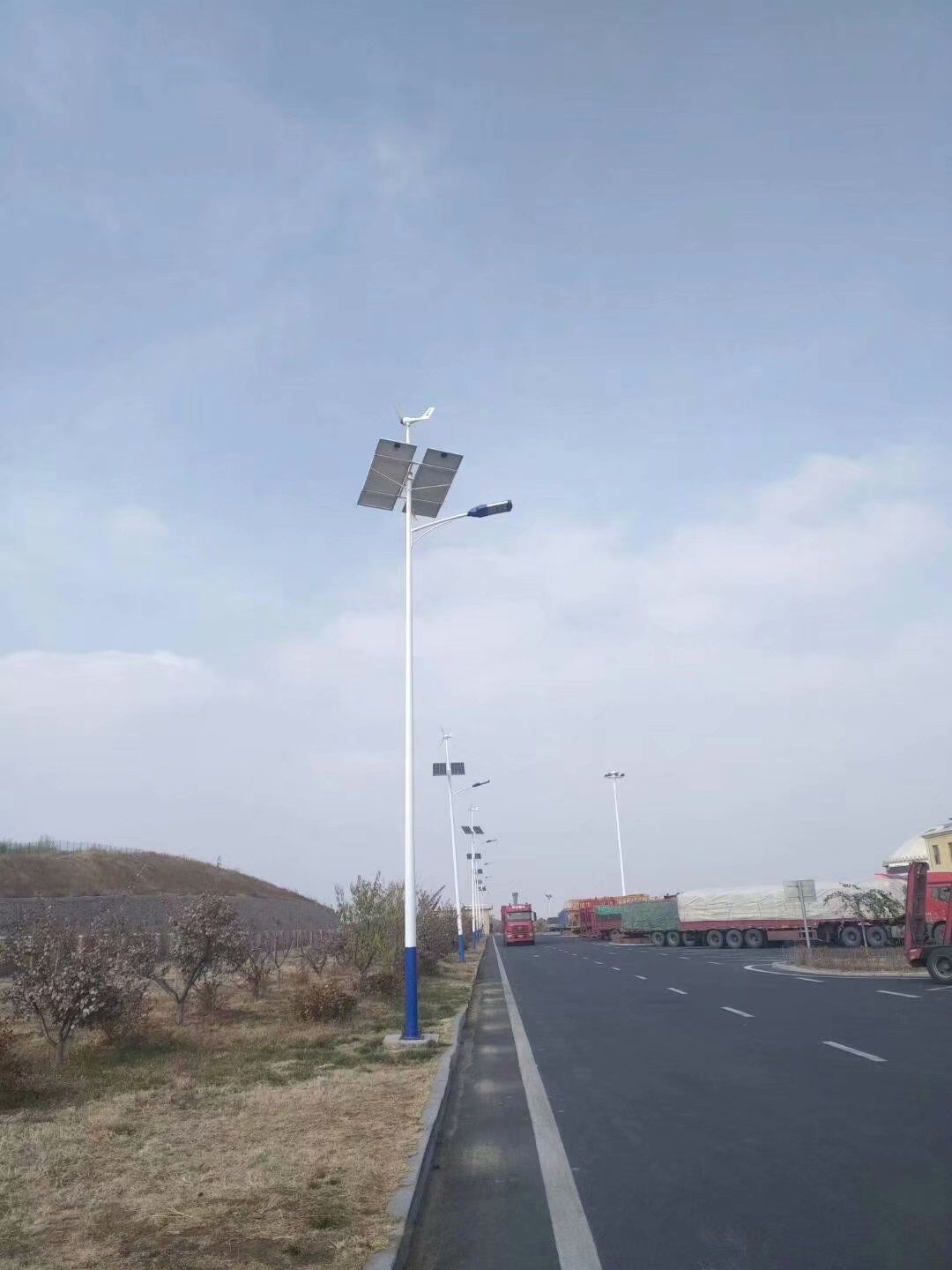 南京歐陸電氣風(fēng)光互補照明系統(tǒng)，設(shè)備配置功率300W.jpg